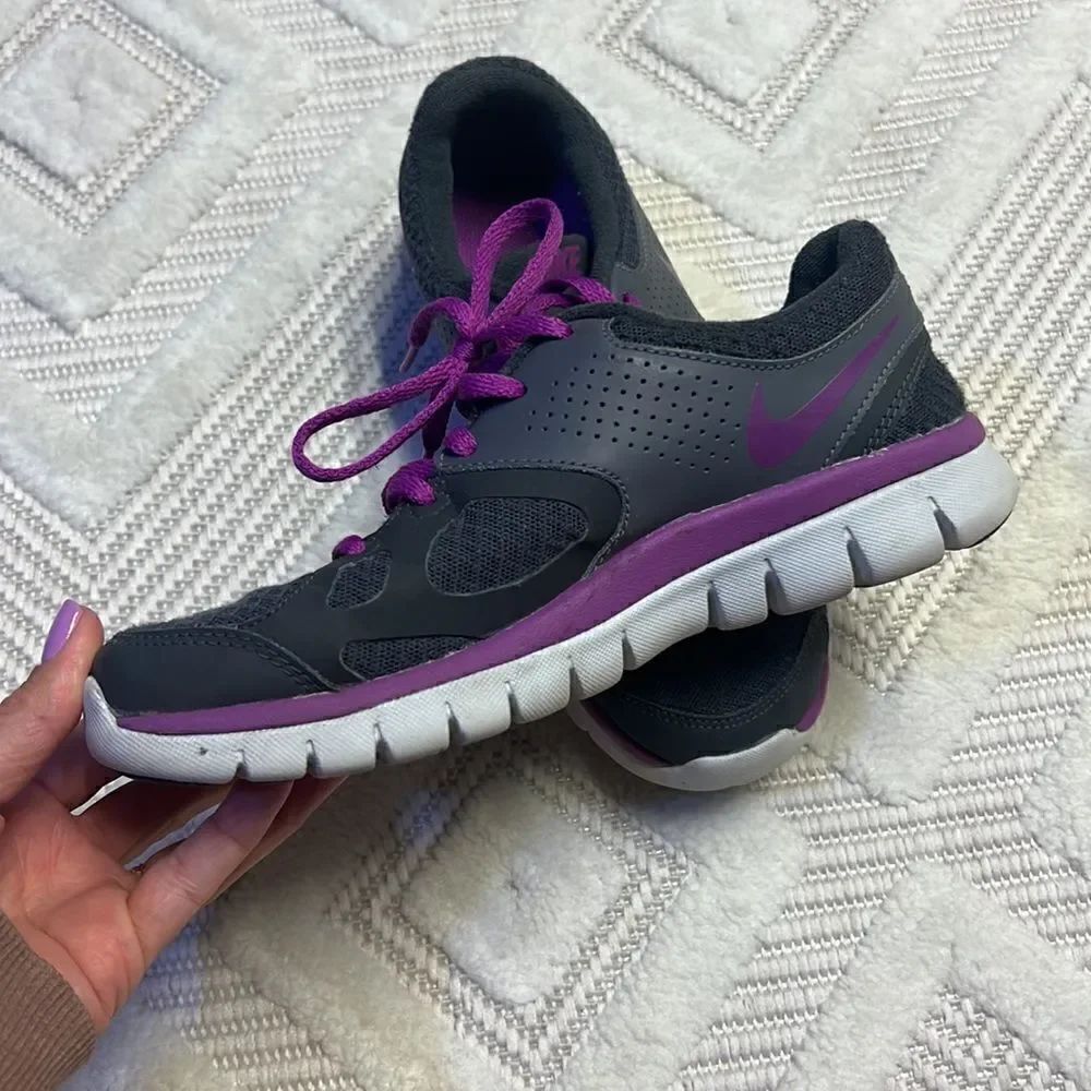 NIKE Tennis Shoes - Picture 3 of 9